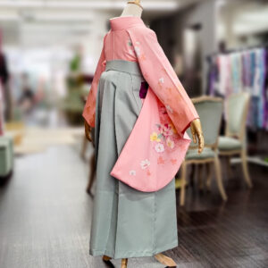 くすみグリーンの袴 ピンクの着物｜奈良の貸衣装 卒業式の着物｜袴着付け｜橿原衣裳