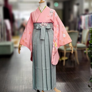 くすみグリーンの袴 ピンクの着物｜奈良の貸衣装 卒業式の着物｜袴着付け｜橿原衣裳