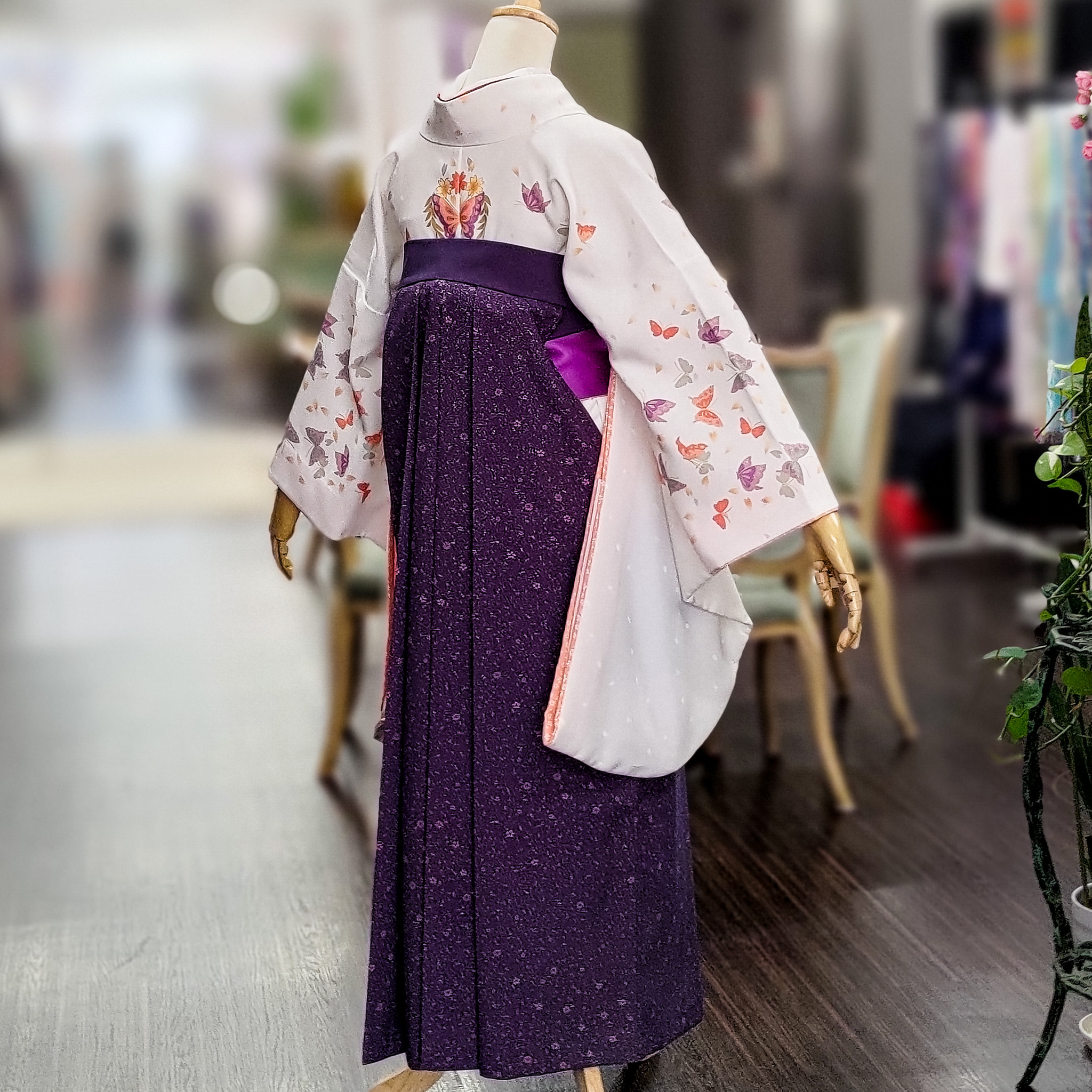 袴 レンタル 紫の袴 白の小振袖｜奈良 衣装 レンタル｜卒業式の着物