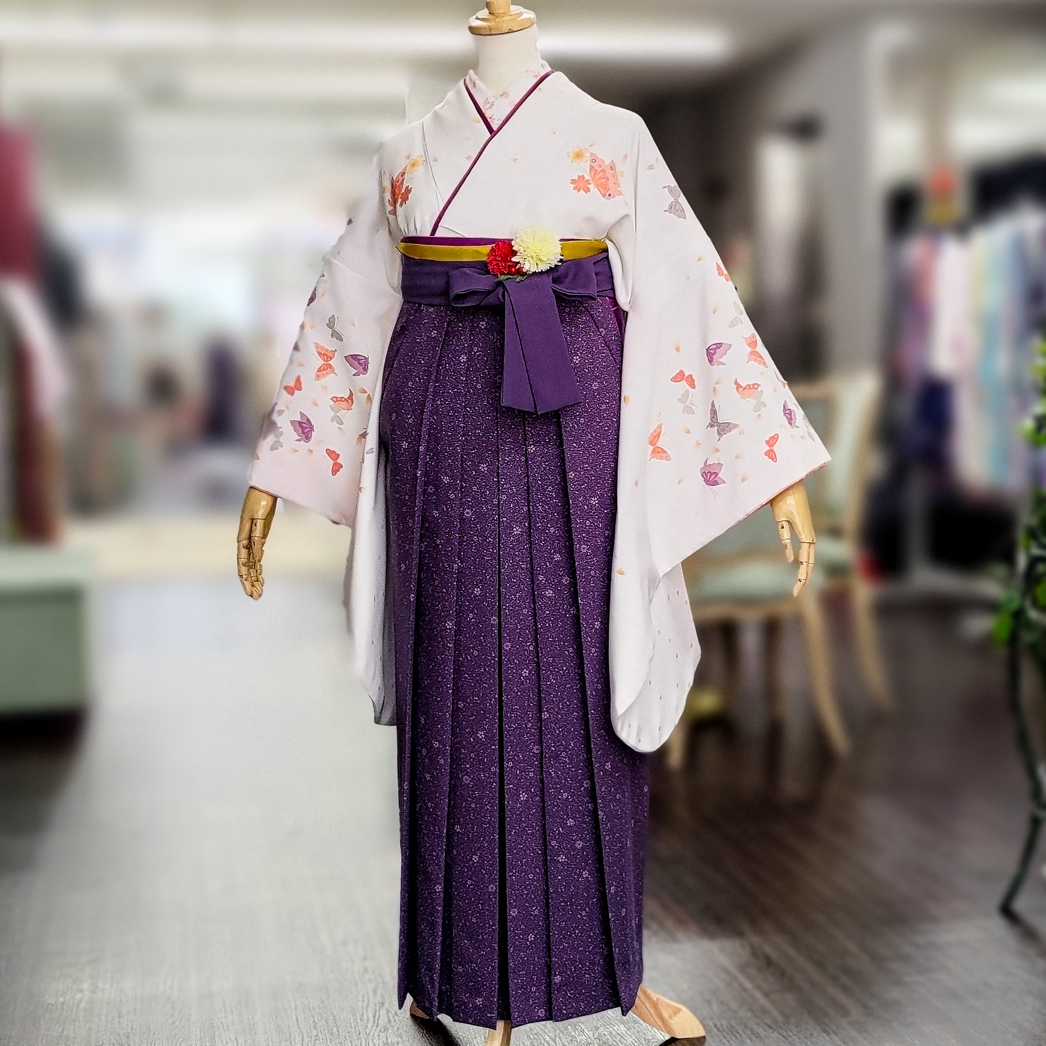袴 レンタル 紫の袴 白の小振袖｜奈良 衣装 レンタル｜卒業式の着物